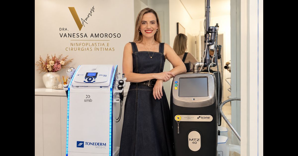 Dra. Vanessa Amoroso ao lado dos equipamentos, incluindo o laser de CO₂