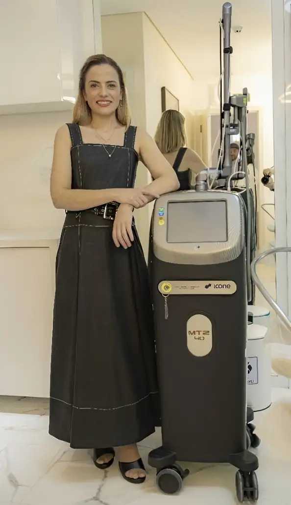 Dra. Vanessa Amoroso ao lado do equipamento de laser de CO₂