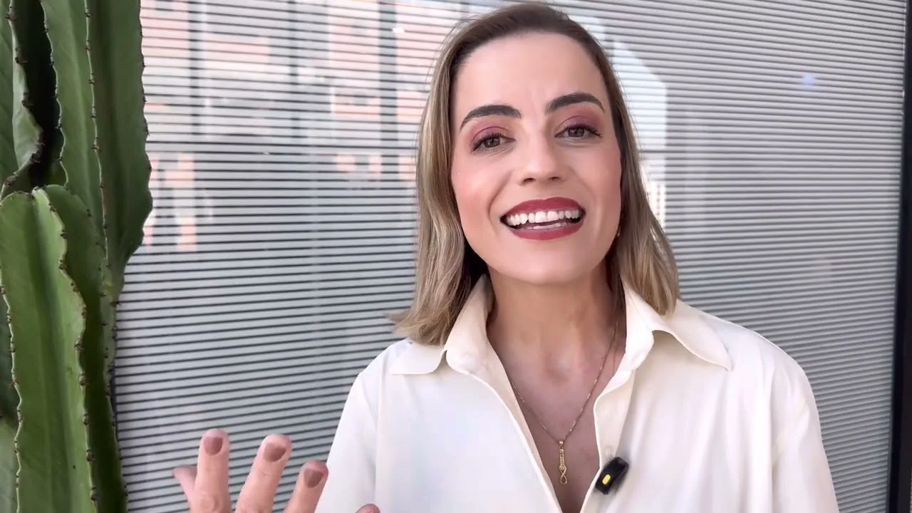 Dra. Vanessa Amoroso no vídeo sobre ninfoplastia